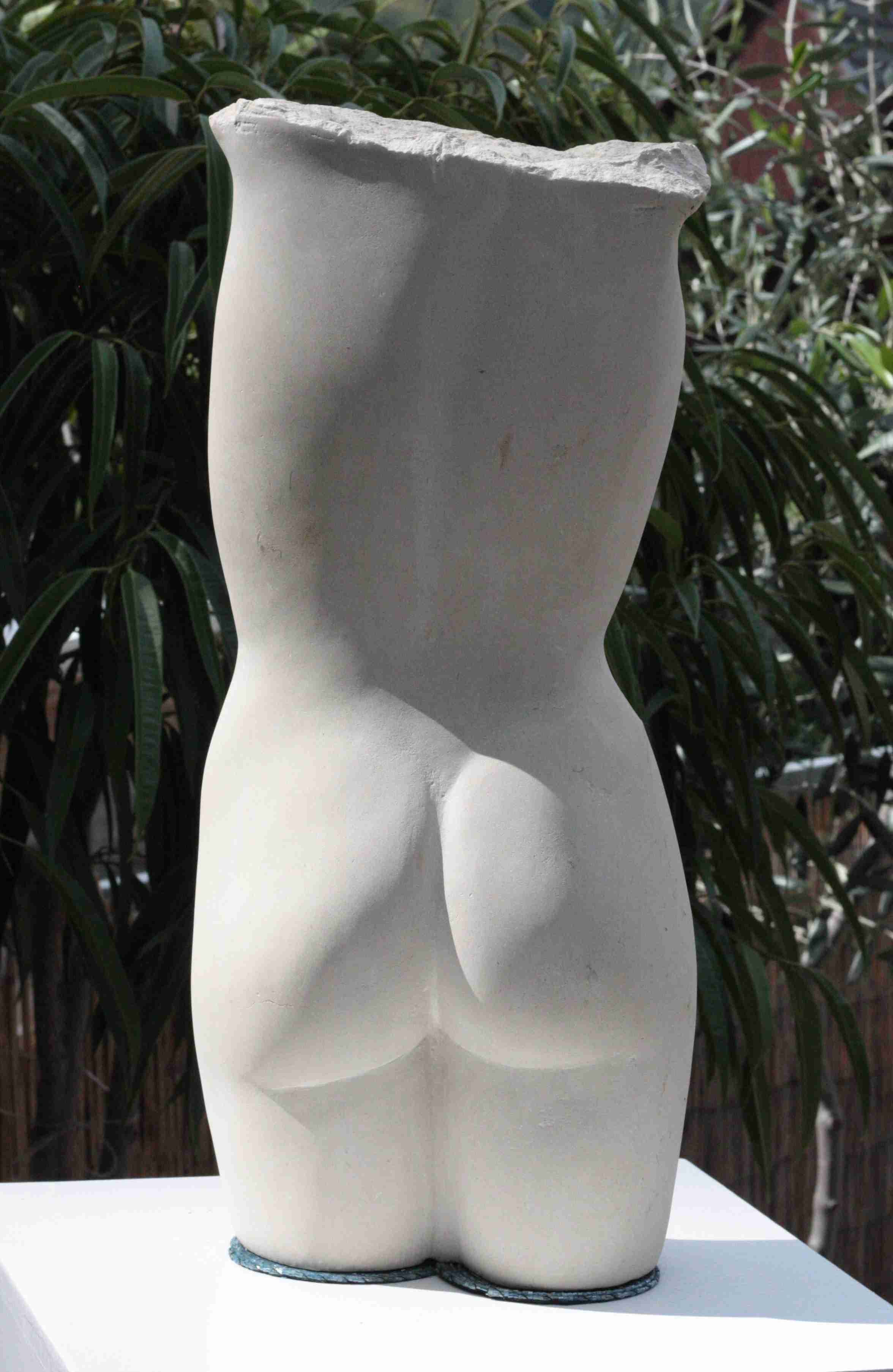 weiblicher Torso, französischer Kalkstein